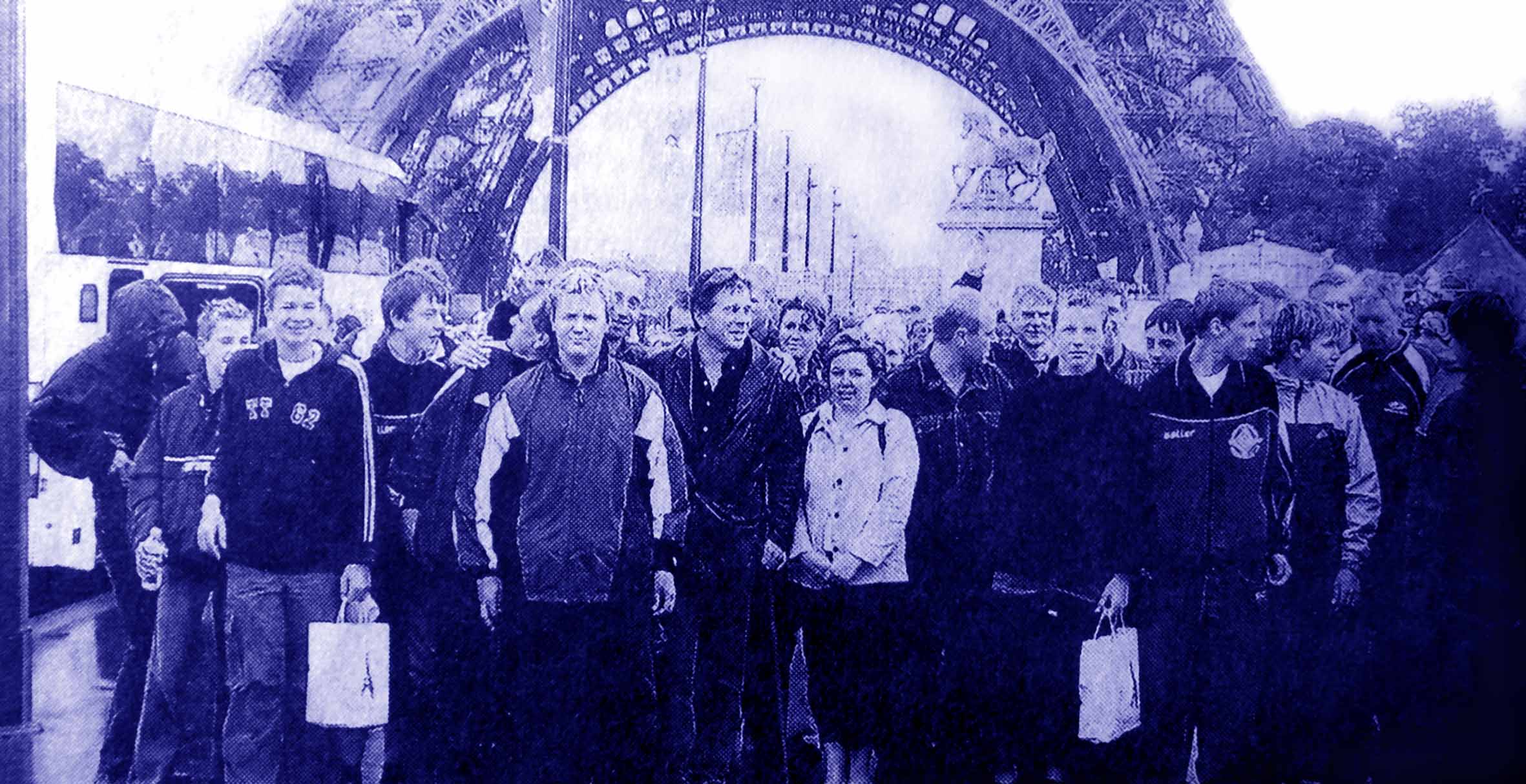 LR-Bericht: Finsterwalder Fußballdelegation vor dem Eiffelturm