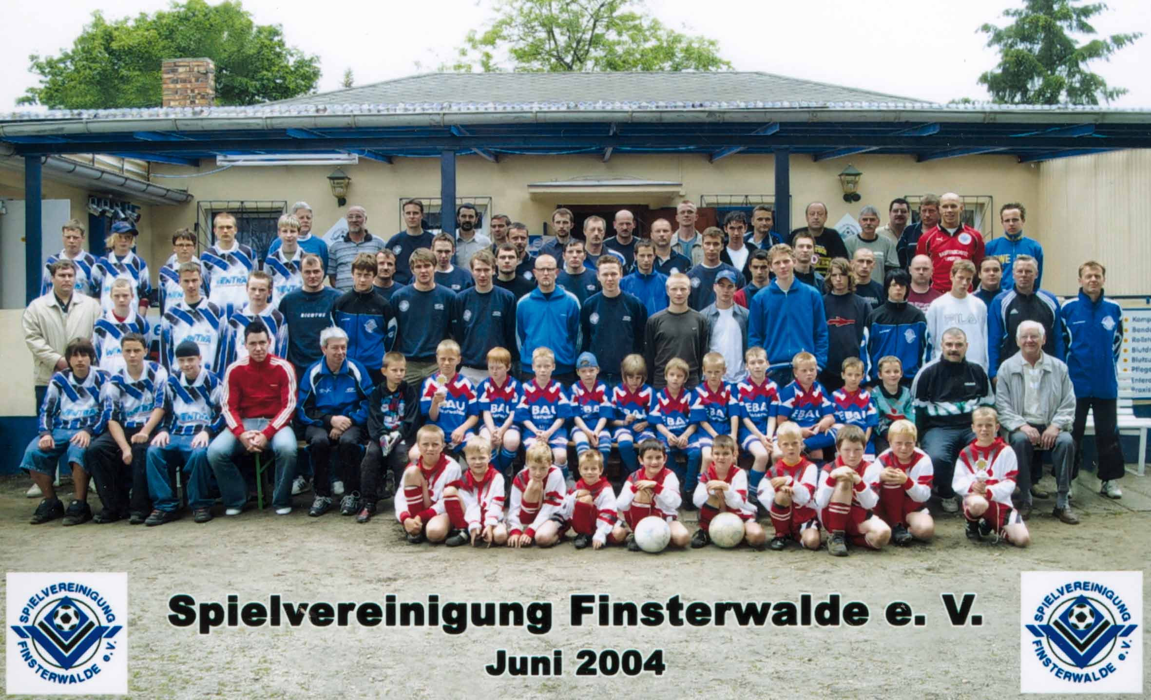 2004 - großes Vereinsgruppenfoto vor unserem Sportlerheim