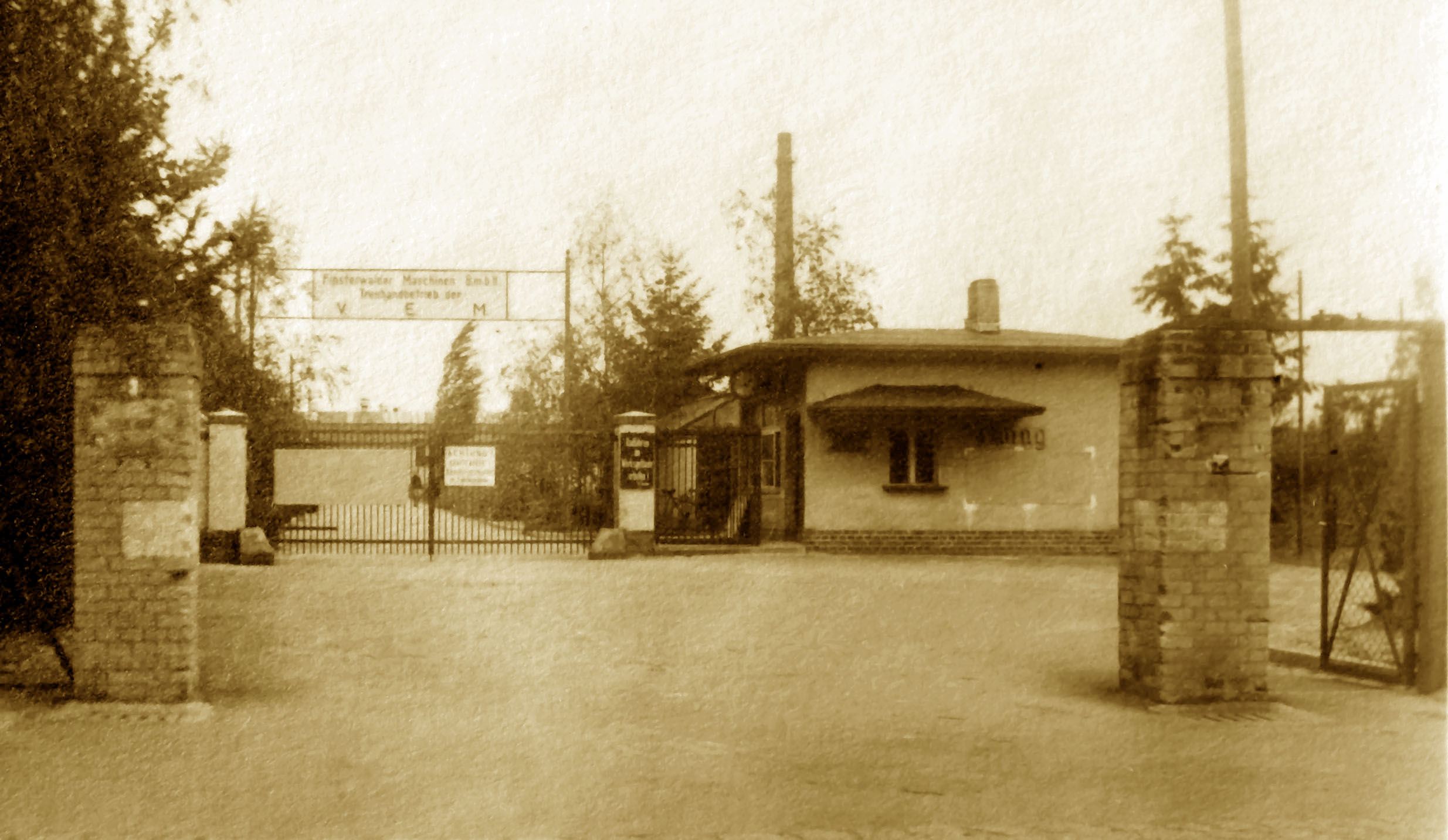 Hinterm Haupteingang rechts befand sich der Betriebsportplatz.