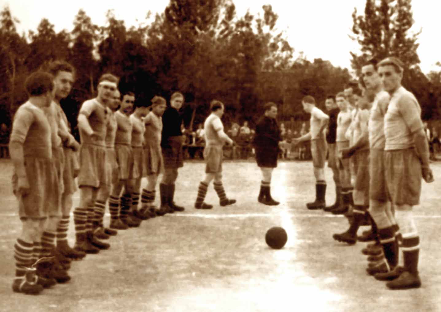 1950er: Aufstellung vor dem Anpfiff.