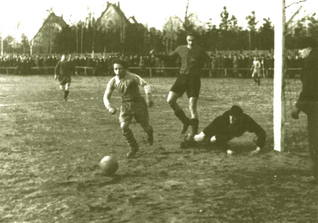 Der flicke Horst Jäger sorgt für Gefahr vor dem Tor.