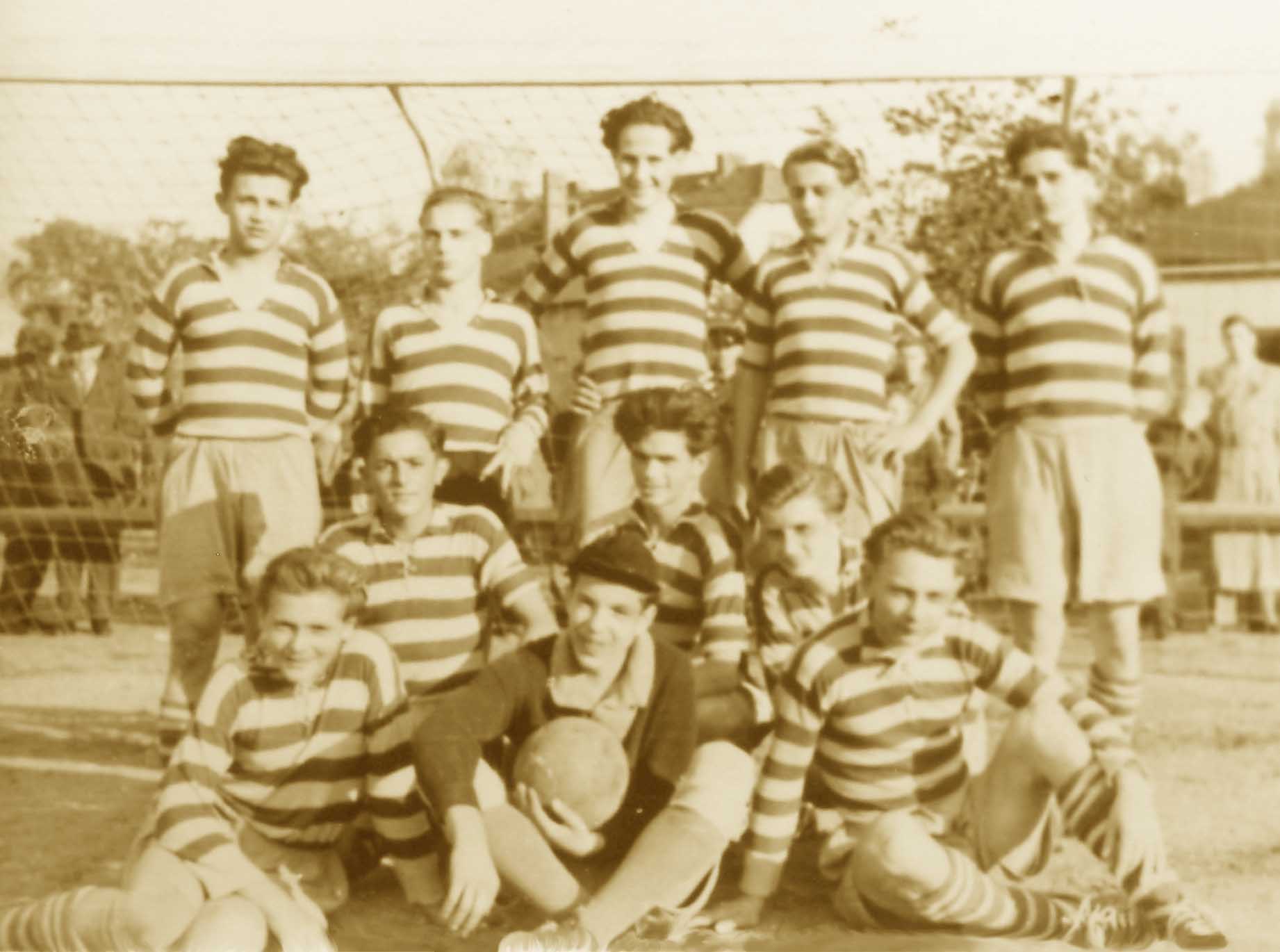 Nachwuchsmannschaft in den 1950ern vor dem Punktspiel.