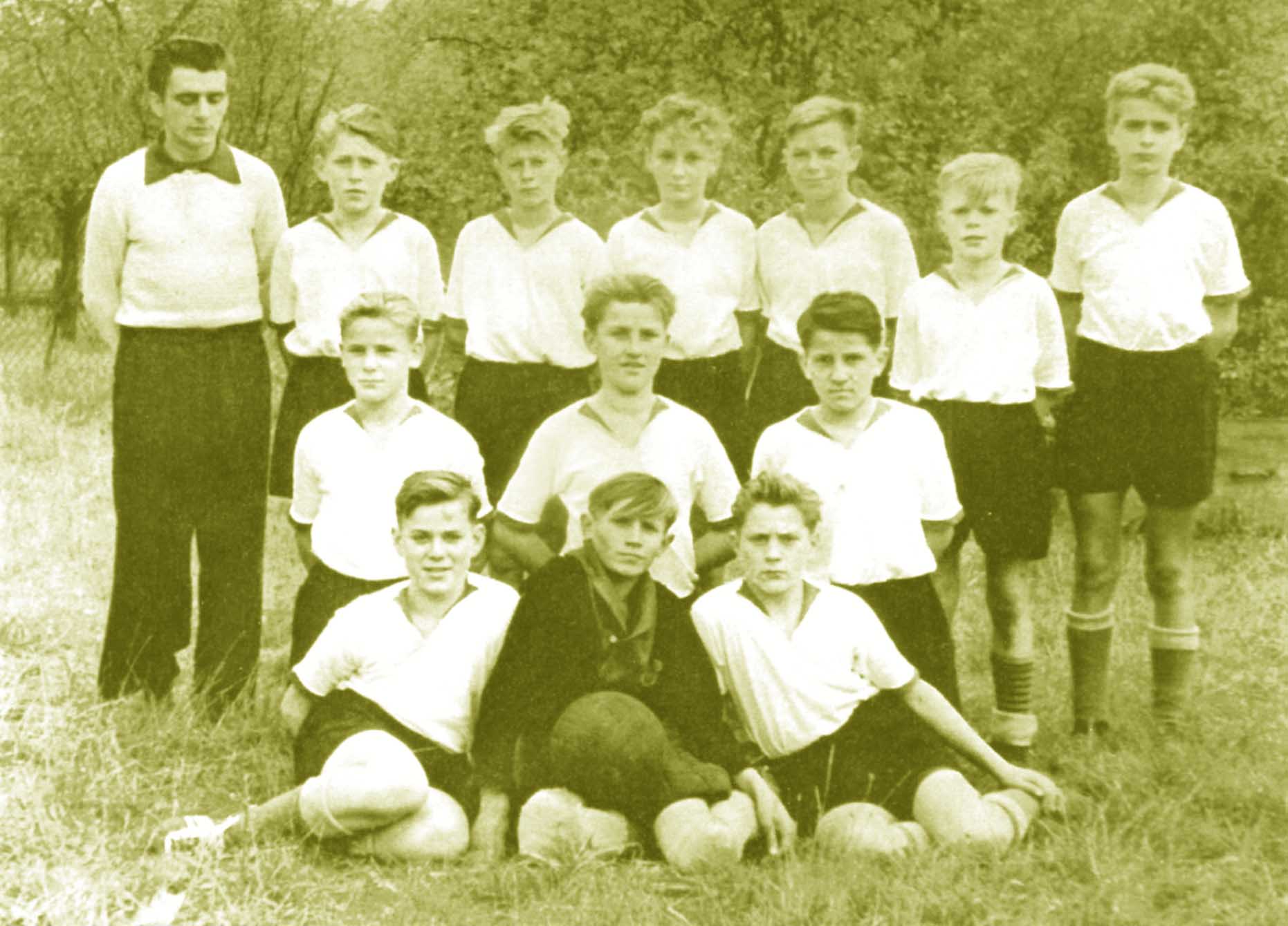 1955 - Trainer Norbert Kupillas mit seinem Jugendteam