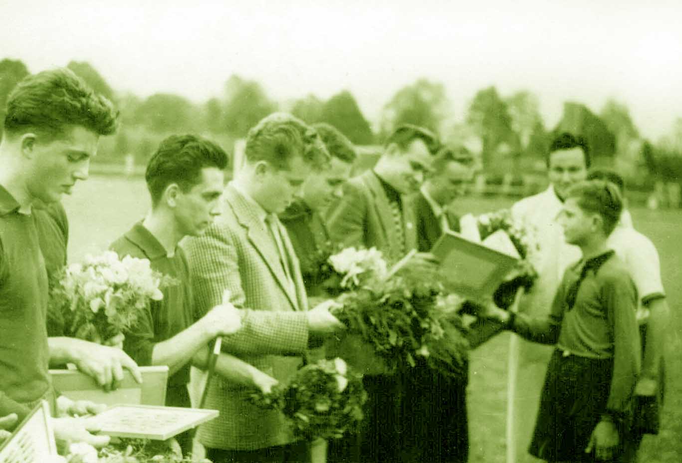 "Junge Pioniere" gratulieren den  BSG Männern