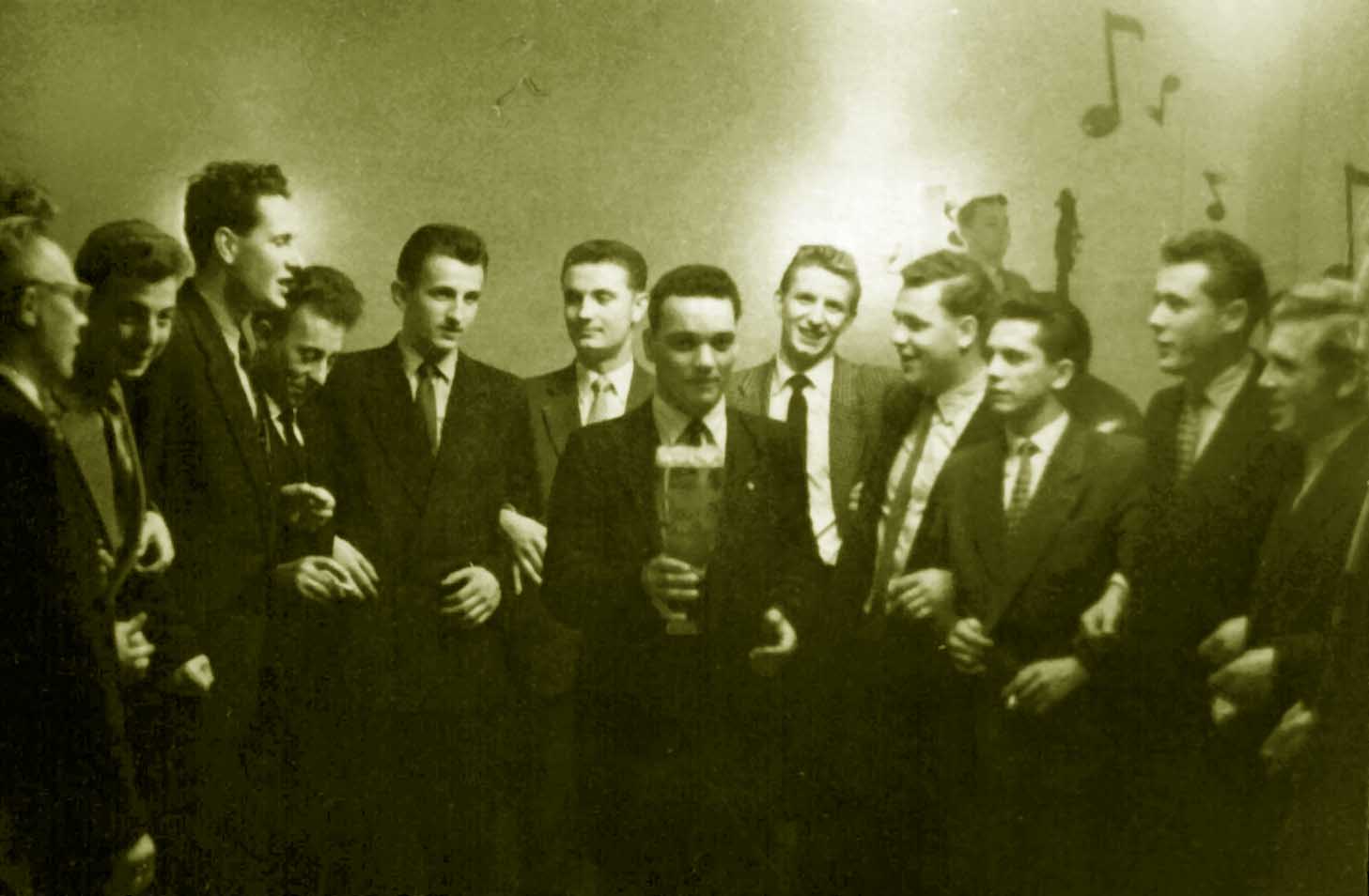 Die Männer der BSG oft sangesfreudig im "Goldenen Hahn".